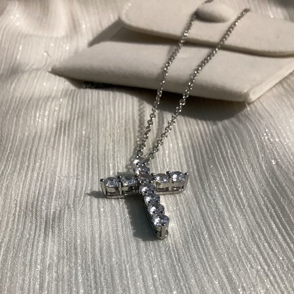 💋Gorgeous Brilliant Cut Zircon Cross Pendant on Silver Chain - Picture 10 of 17
